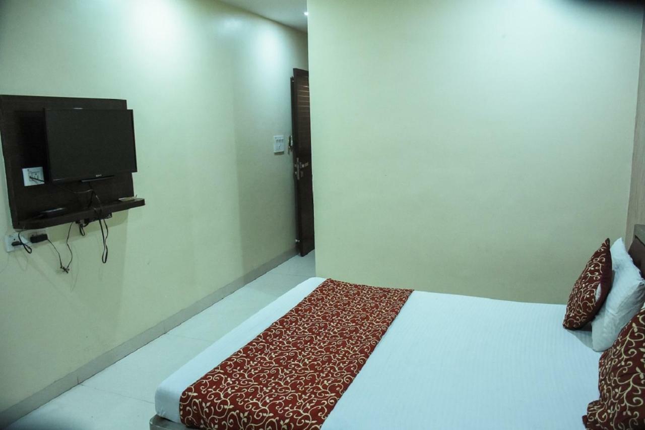 Hotel Dilip Indore Buitenkant foto