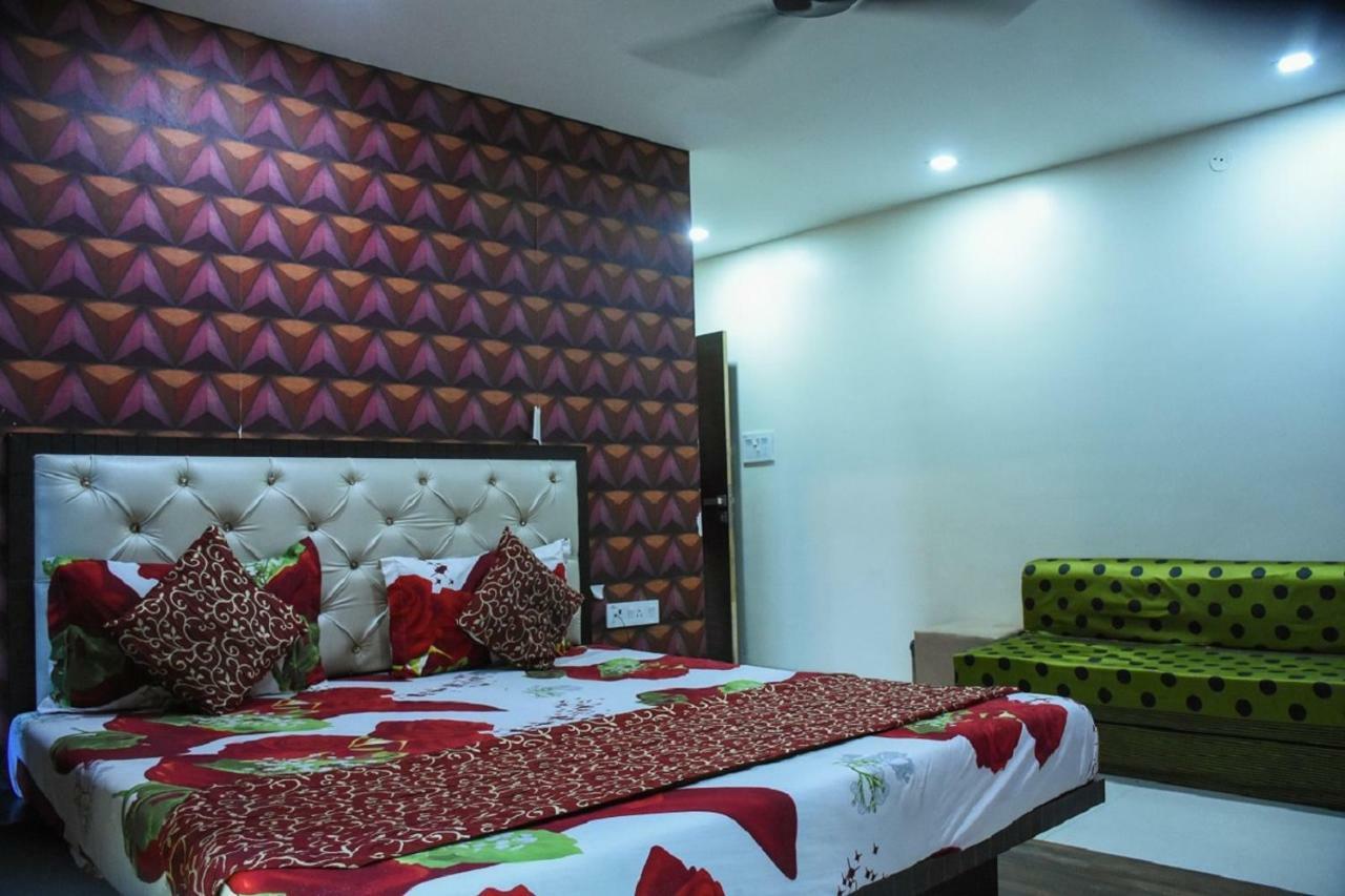Hotel Dilip Indore Buitenkant foto