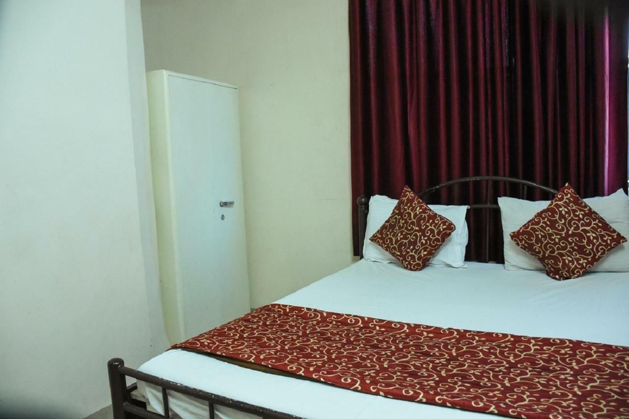 Hotel Dilip Indore Buitenkant foto