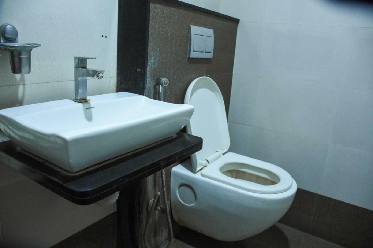 Hotel Dilip Indore Buitenkant foto