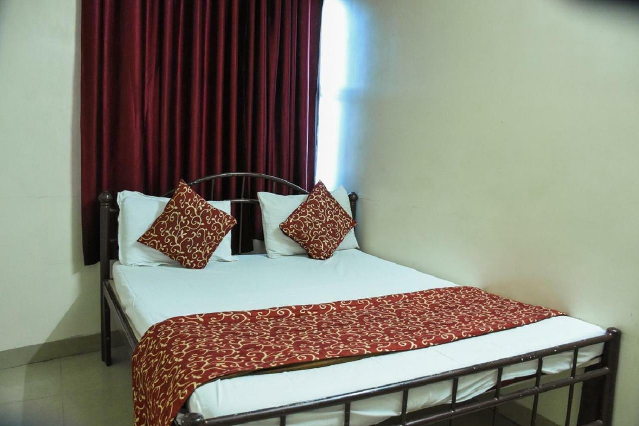 Hotel Dilip Indore Buitenkant foto
