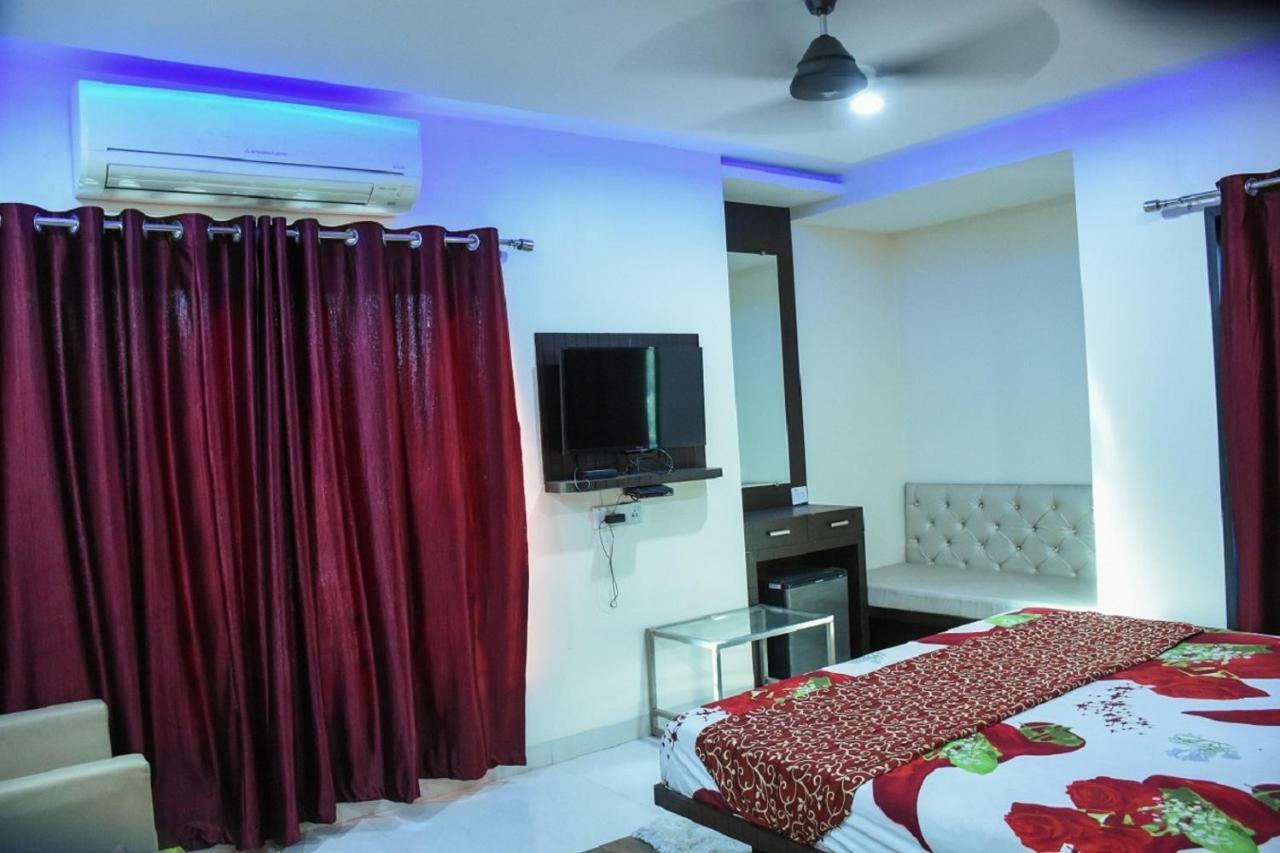 Hotel Dilip Indore Buitenkant foto